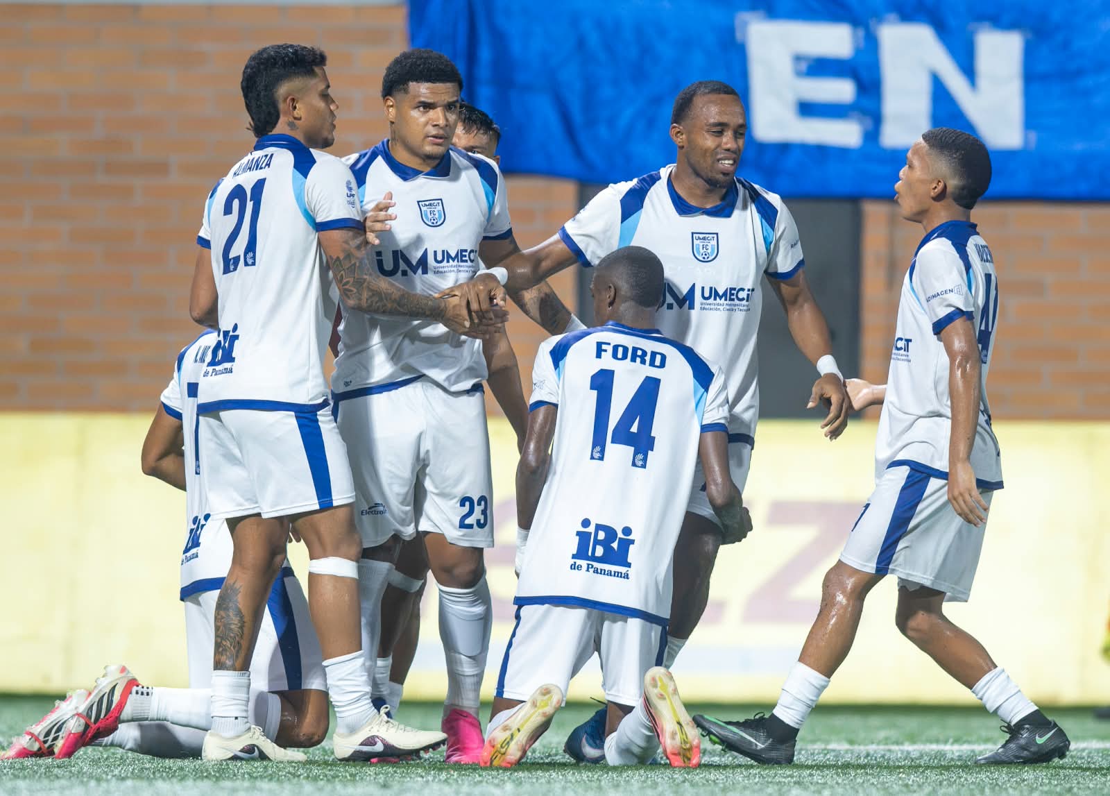 Jugadores del UMECIT FC celebran en el partido ante Union Cocle FC en el COS Sports Plaza