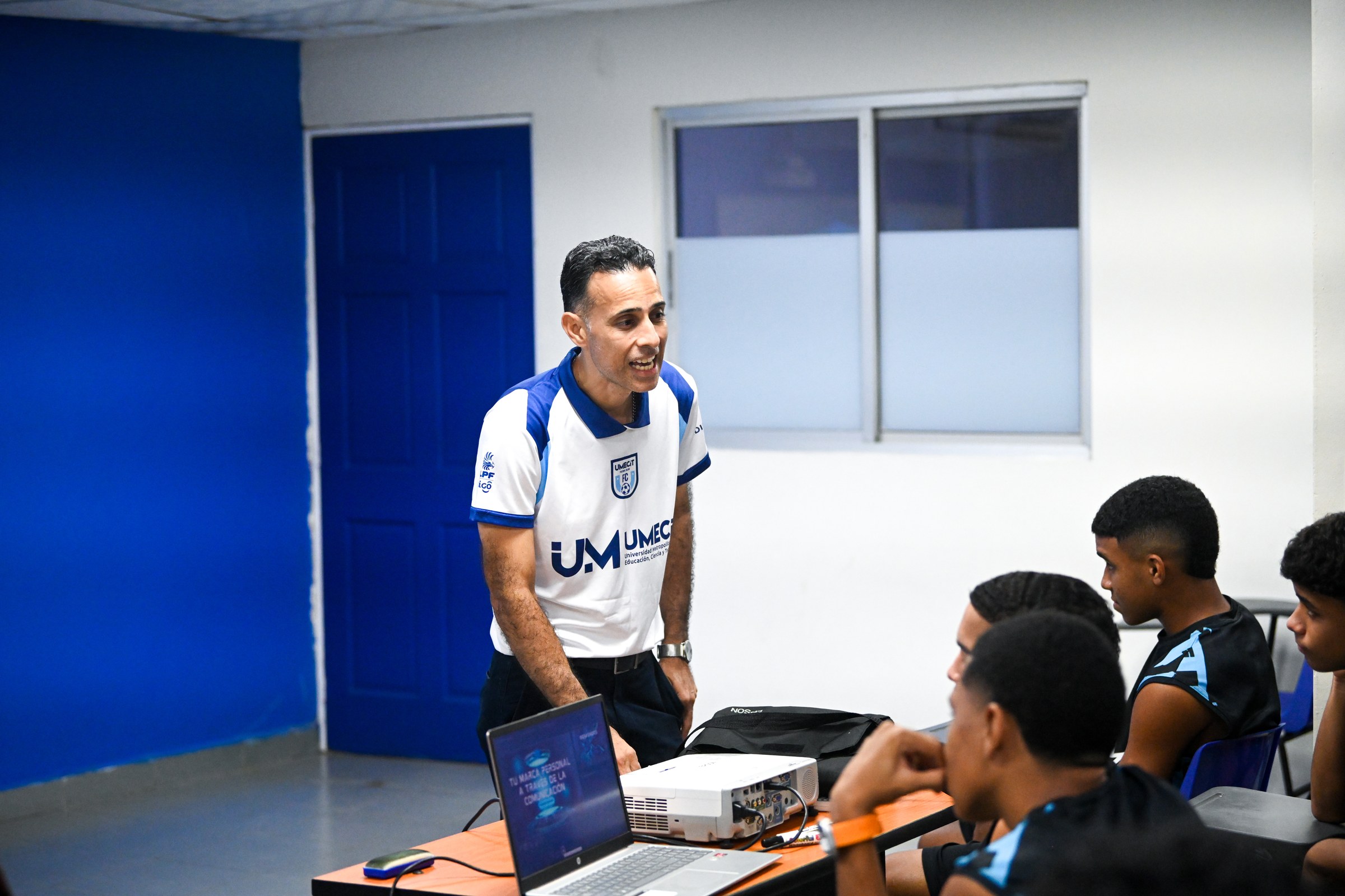 Isaac Castillero expone la charla El Poder de la Comunicación ante los juveniles de UMECIT F.C.