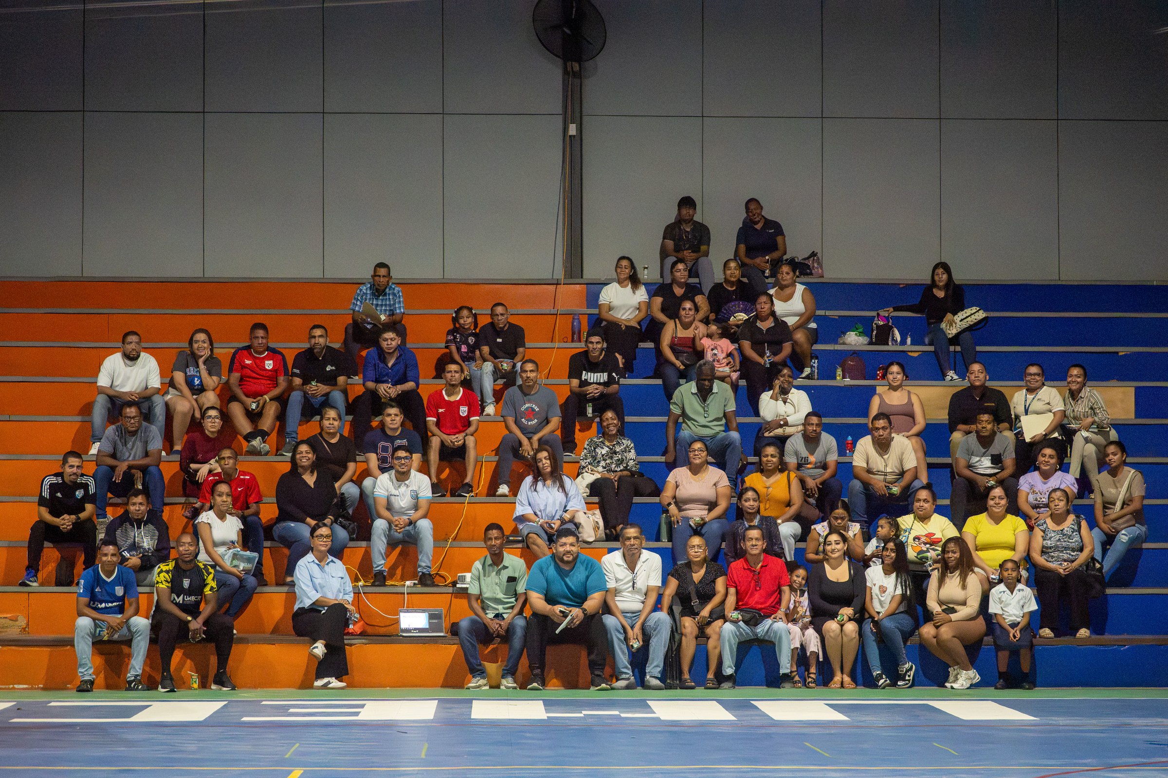 Padres y familiares durante la jornada de orientación