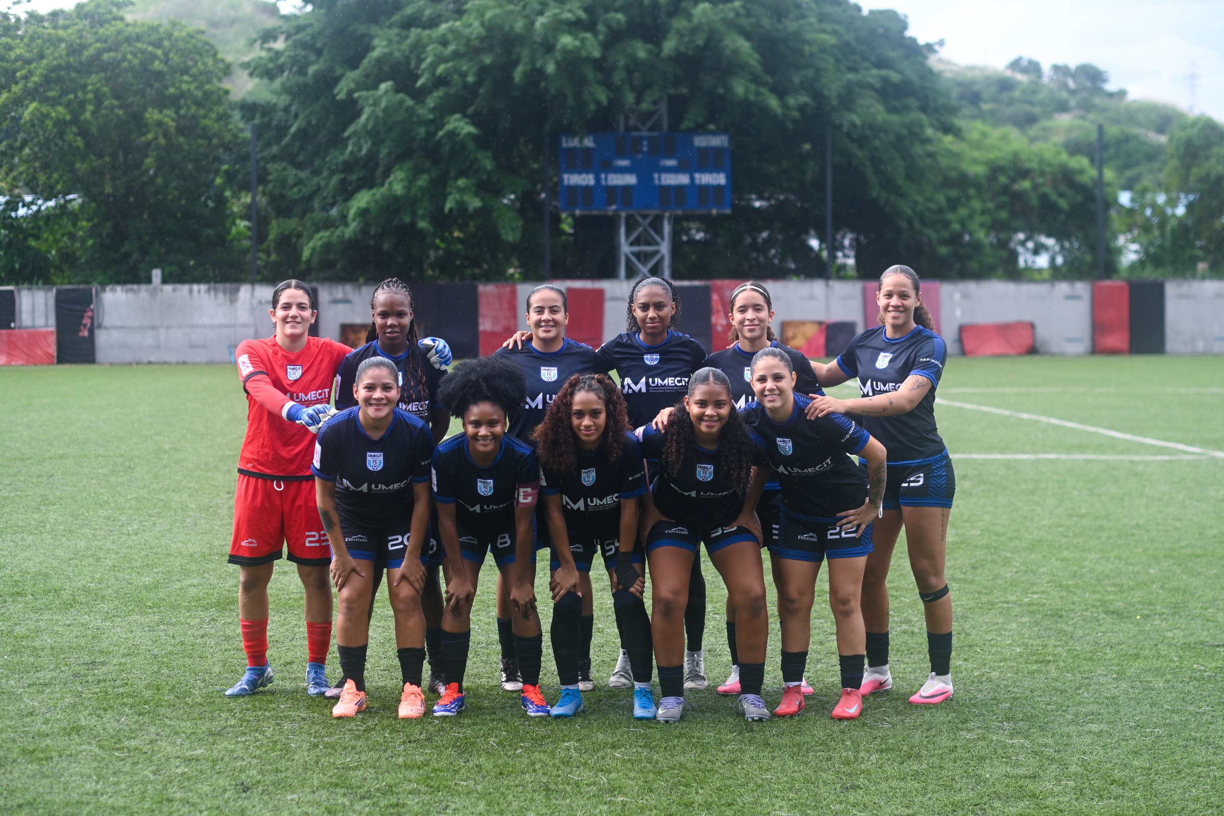 El once titular femenino de UMECIT F.C. posa antes del partido